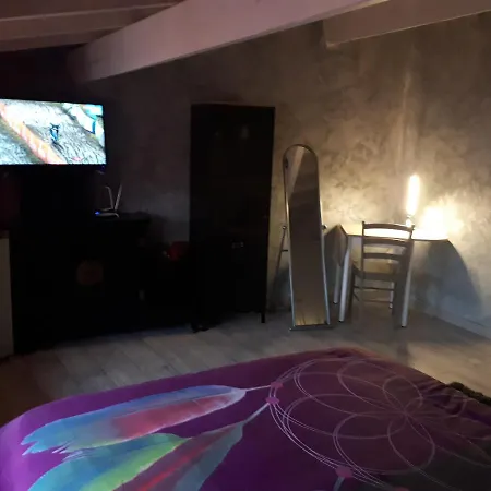 Dans Maison De Village Penzion Grigny (Rhone)