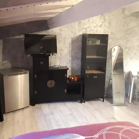 Dans Maison De Village * Grigny (Rhone)